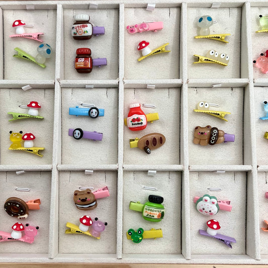 Small hairclips (2 random pieces)